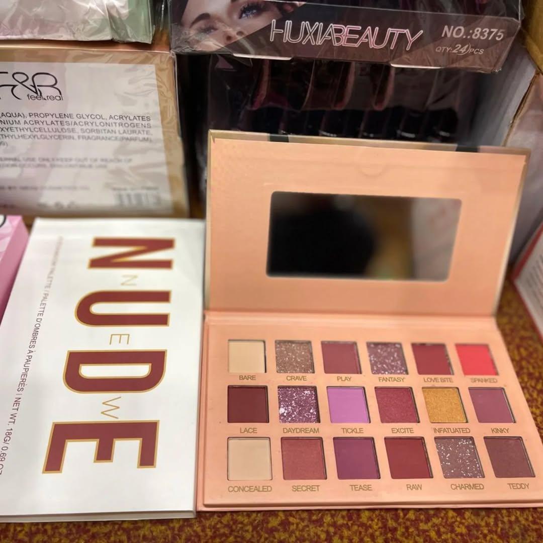 18-Color Matte &amp; Glitter Eyeshadow Palette – Bold, Beautiful, and Highly Pigmented!
